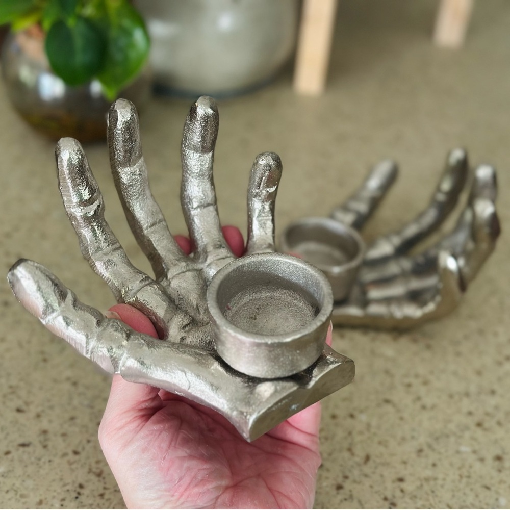 Skeleton hands candle holders - Picture 7 of 10